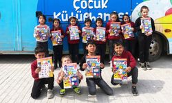 Mobil Çocuk Kütüphanesi, Minik Kalplere Kitap Sevgisi Aşılamaya Devam Ediyor