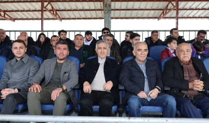 VALİ ÜNLÜER'DEN SPORA TAM DESTEK! İSTİKLALSPOR'UN MAÇINI İZLEDİ
