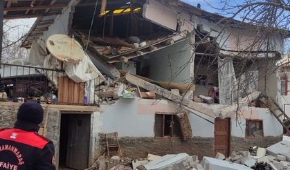 GÖKSUN’DA PATLAYAN TÜP EVİ YIKTI