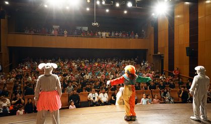 Renkli Kostümler, Büyük Alkışlar; “Sam ile Julia” Çocuklarla Buluştu