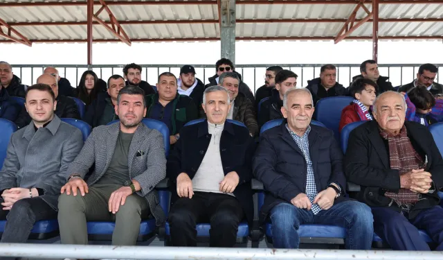 VALİ ÜNLÜER'DEN SPORA TAM DESTEK! İSTİKLALSPOR'UN MAÇINI İZLEDİ