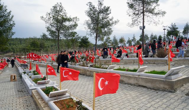 Deprem Şehitleri Kabirleri Başında Dualarla Yâd Edildi