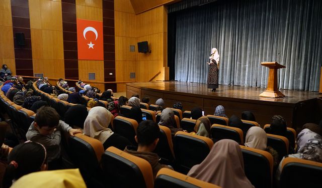 Aile Danışmanı Erdim: “Ebeveynler Çocuklara Rol Model Olmalı”