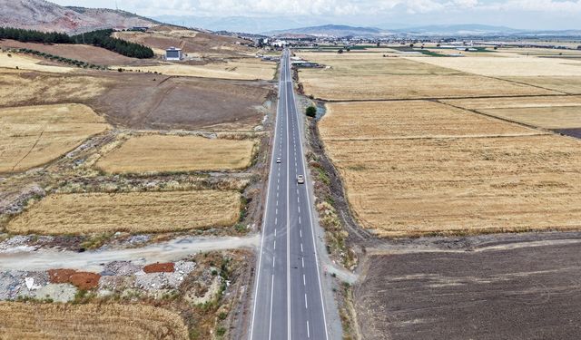 Büyükşehir Türkoğlu’nda Caddeleri Bir Bir Yeniliyor