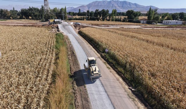 Elbistan’da Mahallelerin Ulaşımı Büyükşehir’le Bir Bir İyileştiriliyor