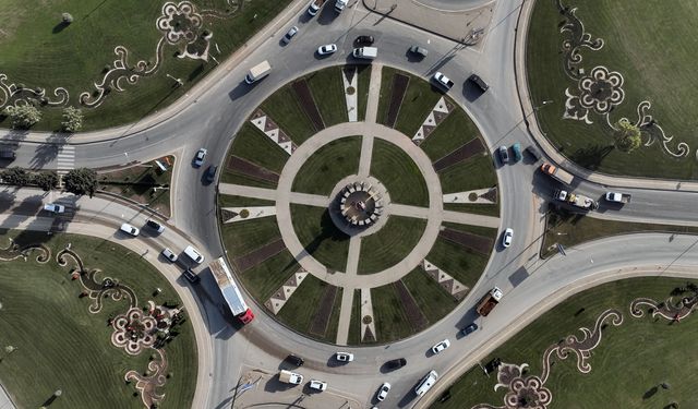 Büyükşehir Kavşakları 500 Bin Çiçekle Renklendiriyor