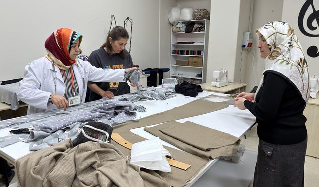 KAMEK’in Giyim Atölyesinde Kadın Eliyle Üretim ve Dönüşüm