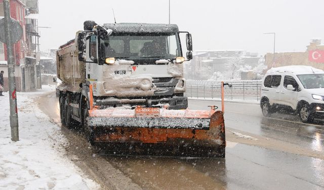 Kahramanmaraş’ta Son Yılların En Sert Kışı Yaşanıyor; Büyükşehir Tüm İmkanlarıyla Sahada