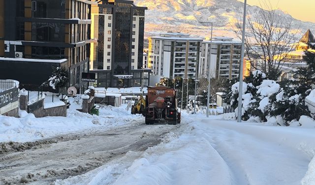 Büyükşehir, Buzlanmanın Önüne Geçmek İçin Durmaksızın Sahada