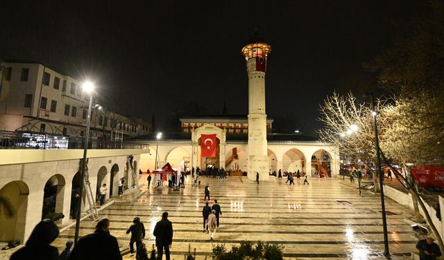 Tarihi Ulu Camii, Kadir Gecesi’nde Doldu Taştı