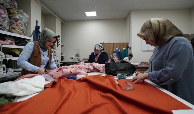 KAMEK’te Kadınlar Hem Öğreniyor Hem Üretiyor