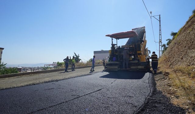 Büyükşehir, Dulkadiroğlu Aslanbey’de Asfalt Mesaisini Durmaksızın Sürdürüyor