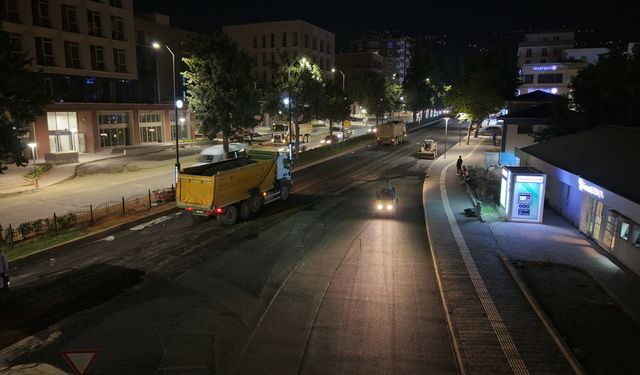 AZERBAYCAN BULVARI’NIN SON KAT ASFALTI SERİLİYOR