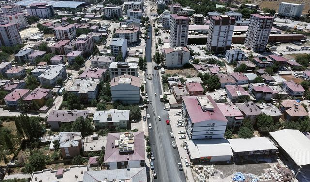 ELBİSTAN SÖĞÜTLÜ CADDESİ’Nİ MODERN GÖRÜNÜMÜNE KAVUŞTURUYOR