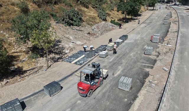 NURSULTAN NAZARBAYEV BULVARI’NDA DÖNÜŞÜM YÜRÜYÜŞ YOLU İMALATIYLA SÜRÜYOR