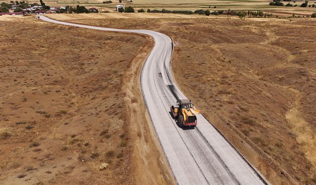 AFŞİN KIRSALINDA ULAŞIMI İYİLEŞTİREN YOL ÇALIŞMASI