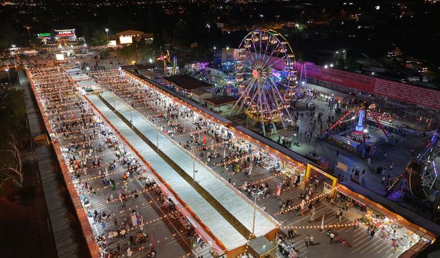 AĞUSTOS FUARI’NIN 17. GÜNÜNDE KAHKAHA VE NOSTALJİ DOLU BİR AKŞAM