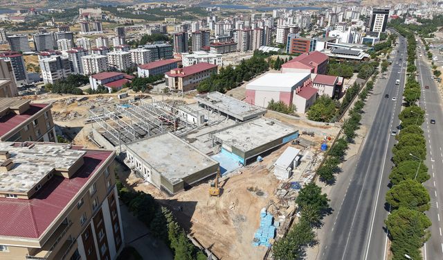 KAHRAMANMARAŞ GENÇLİK VE SPOR MERKEZİ YÜKSELİYOR