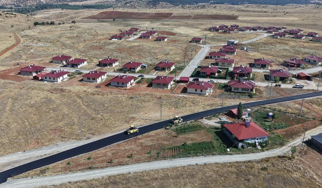 GÖKSUN’DA BİR MAHALLENİN DAHA YOLU YENİLENİYOR