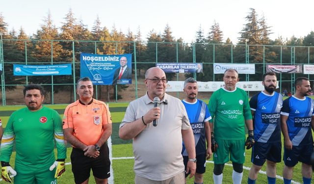 İHTİYAR DELİKANLILAR YEŞİL SAHALARDA