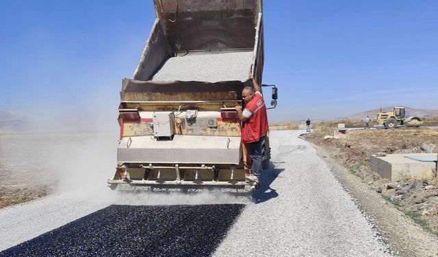 GÖKSUN KIRSALINDA ULAŞIMI İYİLEŞTİREN YOL ÇALIŞMASI