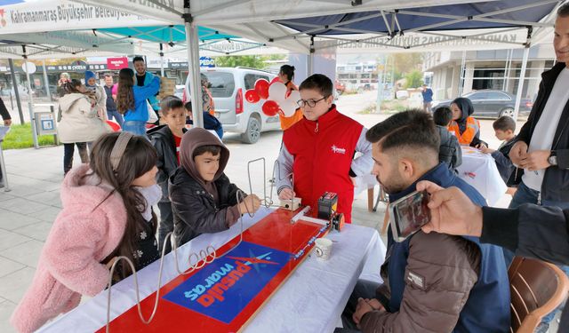 BİLİM OTOBÜSÜ GENÇLERİ UYGULAMALI ETKİNLİKLERLE BULUŞTURDU