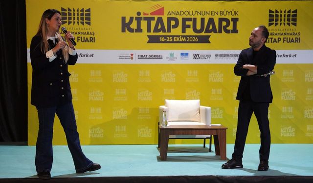 FULYA ÖZTÜRK VE TÜRKER AKINCI KİTAP FUARINDA SEVENLERİYLE BULUŞTU