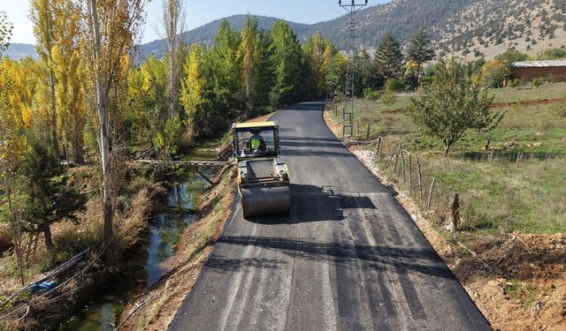 GÖKSUN KIRSALINDA ULAŞIMI İYİLEŞTİREN ASFALT HAMLESİ