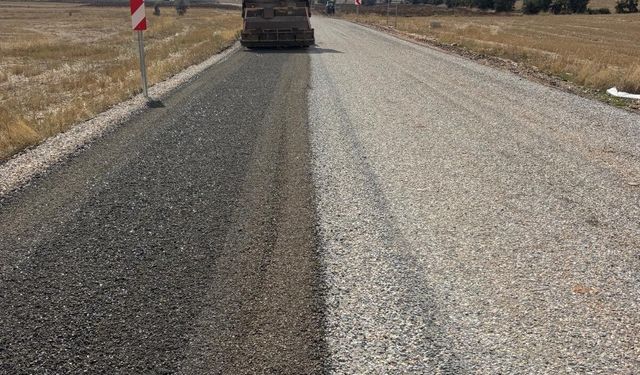 GÖKSUN YENİYAPAN YOLUNDA İKİNCİ KAT ASFALT SERİLİYOR