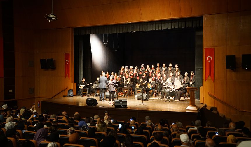 Türk Halk Müziği Korosu Söyledi, Müzikseverler Eşlik Etti