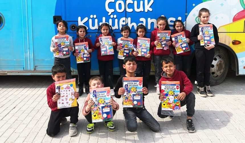 Mobil Çocuk Kütüphanesi, Minik Kalplere Kitap Sevgisi Aşılamaya Devam Ediyor