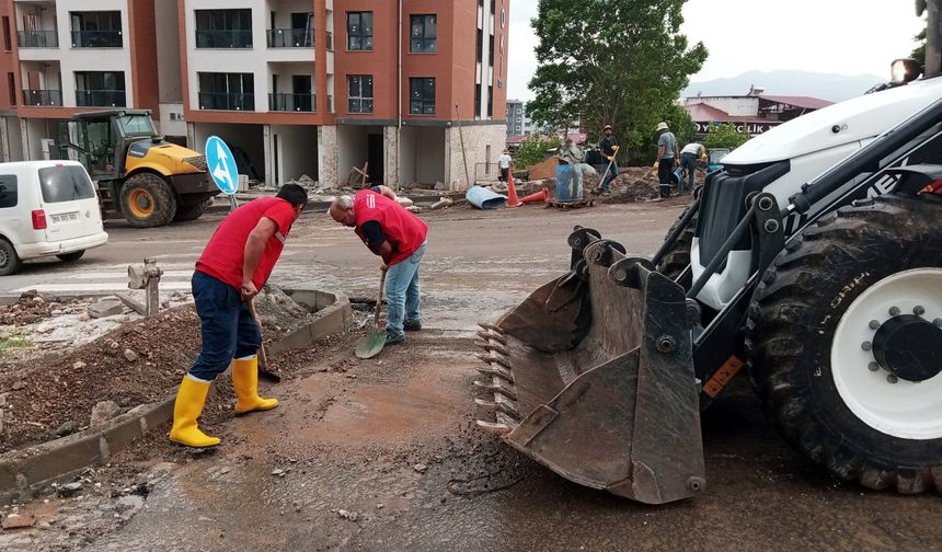 Sağanakla Caddelere Taşınan Çamurlar Temizlendi