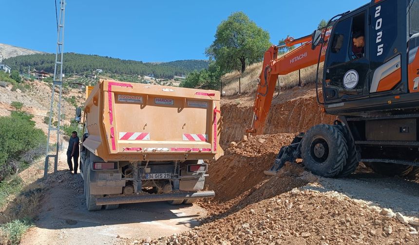 DULKADİROĞLU BELEDİYESİ’NDEN YOL GENİŞLETME ATAĞI
