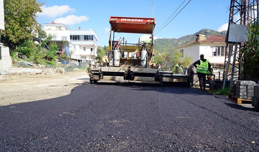 Büyükşehir, Andırın’da 2 Kilometrelik Arteri Sıcak Asfaltla Kaplıyor