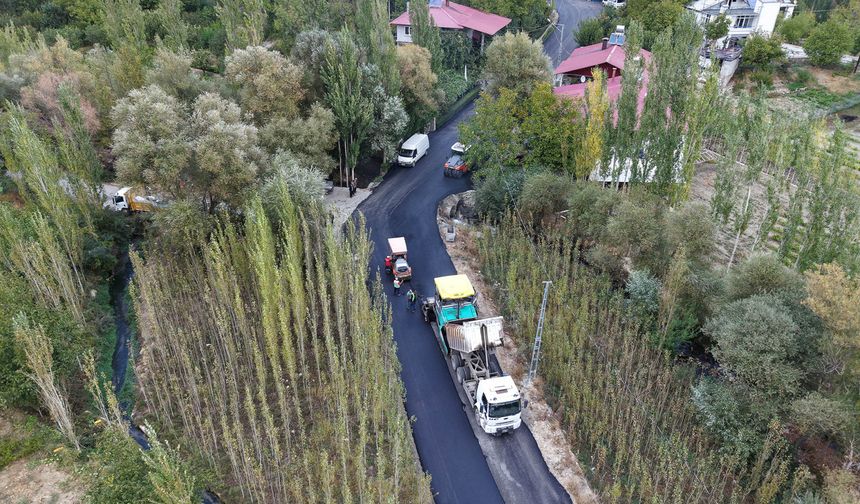 Büyükşehir’den Çağlayancerit Kırsalında Asfalt Atağı