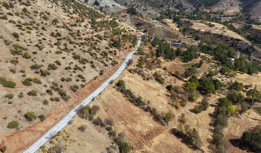 Büyükşehir’den Ekinözü Demirlik’te Yol Yenileme Çalışması