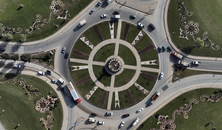 Büyükşehir Kavşakları 500 Bin Çiçekle Renklendiriyor