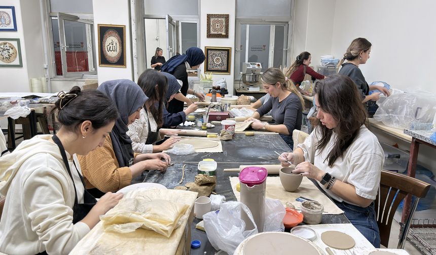 Kursiyerler KAMEK’in Seramik Atölyesinde Kendi Sanat Eserlerini Üretiyor