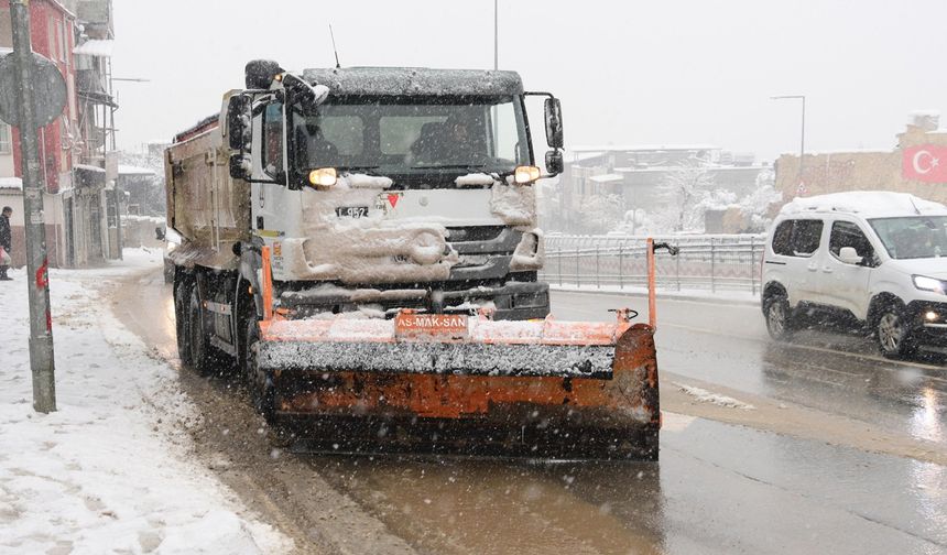 Kahramanmaraş’ta Son Yılların En Sert Kışı Yaşanıyor; Büyükşehir Tüm İmkanlarıyla Sahada