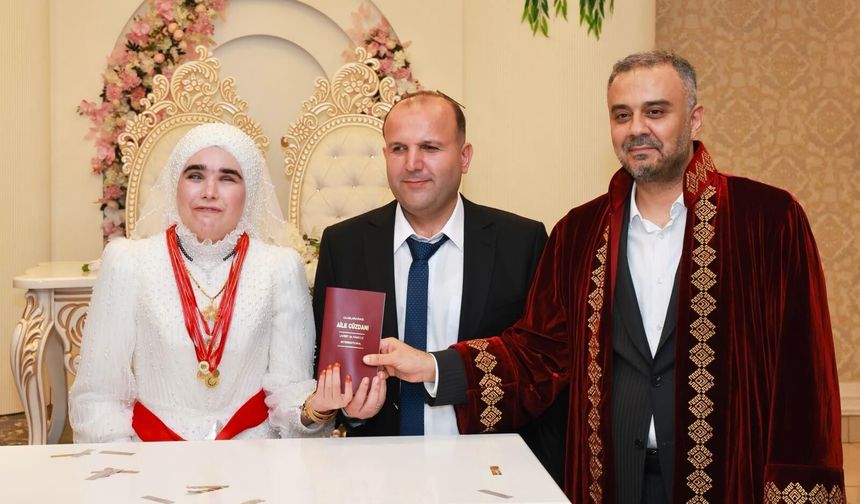 SEVGİ ENGEL TANIMADI, NİKAHI TOPTAŞ KIYDI