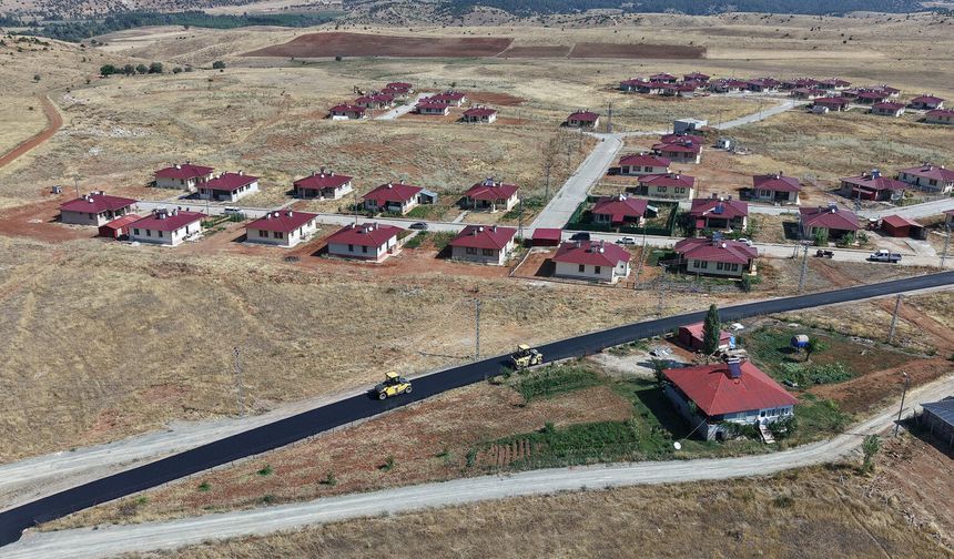 GÖKSUN’DA BİR MAHALLENİN DAHA YOLU YENİLENİYOR