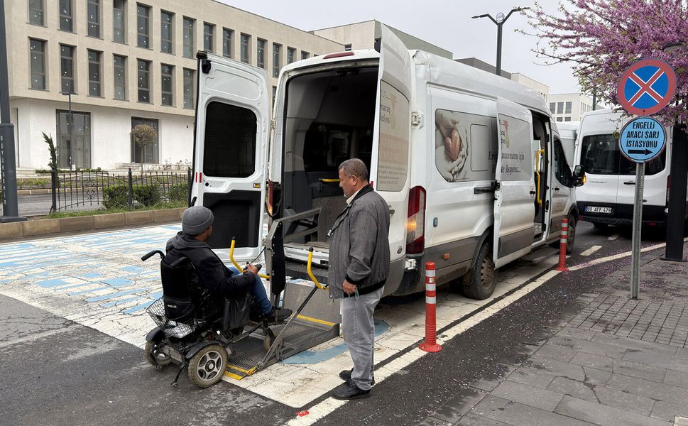 Büyükşehir, Sınav Günü de Özel Gereksinimli Vatandaşları Yalnız Bırakmadı