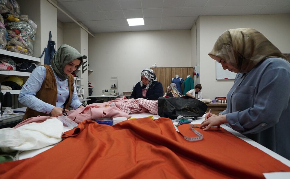 KAMEK’te Kadınlar Hem Öğreniyor Hem Üretiyor