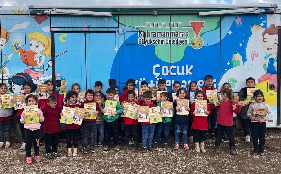 Büyükşehir’in Mobil Kütüphanesi Mart’ta Yüzlerce Çocuğa Ulaştı
