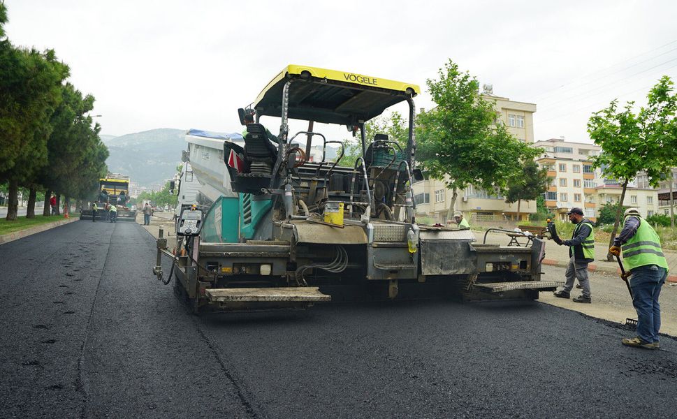 Büyükşehir, Ahır Dağı Caddesi’nde Asfalt Serimine Başladı