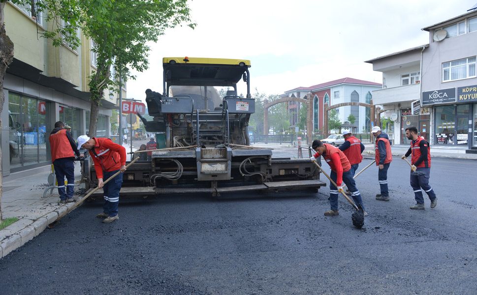 Büyükşehir, Göksun’da Atatürk ve Yunus Emre Caddelerinde Asfalt Serimine Başladı