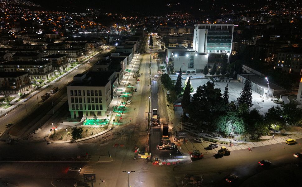 Büyükşehir’den Azerbaycan Bulvarı’nda Gece Asfalt Mesaisi