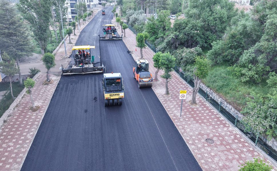 Büyükşehir’den Elbistan Pınarbaşı Caddesi’nde Kesintisiz Asfalt Mesaisi