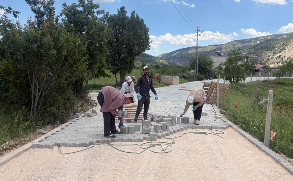 Büyükşehir’den Çağlayancerit Kırsalına 3 Bin Metrekarelik Kilit Parke