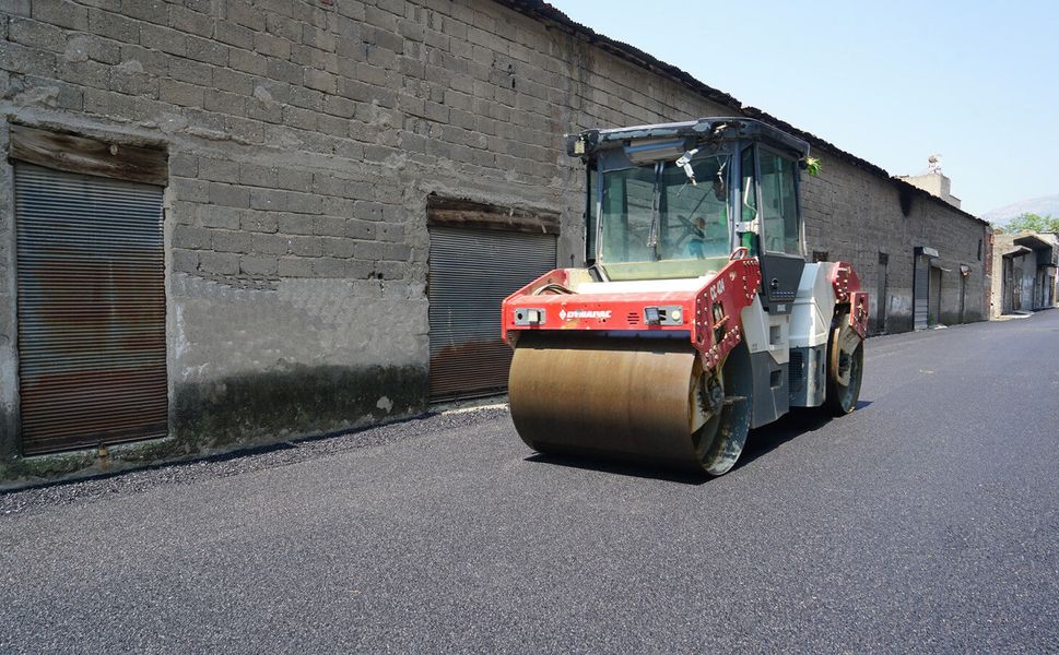 Büyükşehir, Menderes Mahallesi’nde Sıcak Asfalt Serimine Başladı